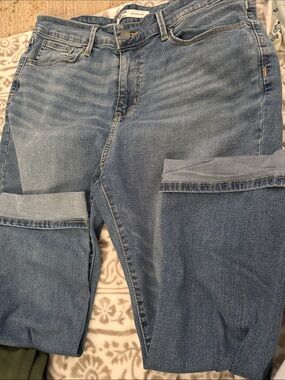 Signature by Levi Strauss Women's Light Blue Slim Straight Jeans